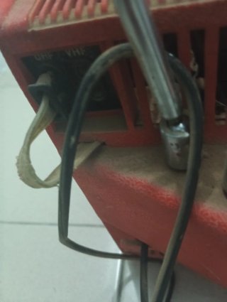 Televisor Antiguo Rojo y Blanco