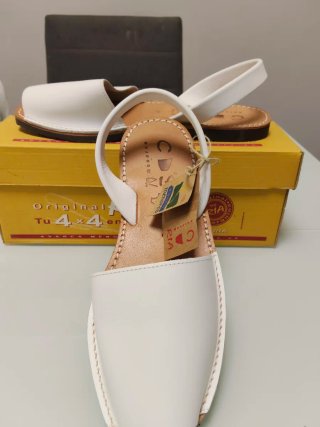Sandalias RIA blancas t/41 de piel. Nuevas.