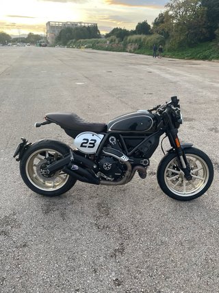 Ducati Scrambler Café Racer Negra