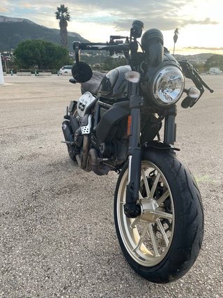 Ducati Scrambler Café Racer Negra