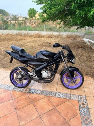 Yamaha TZR Moto Deportiva Negra