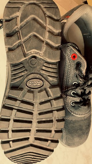 Botas de trabajo grises y rojas