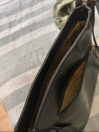 Bolso de hombro negro con correa multicolor