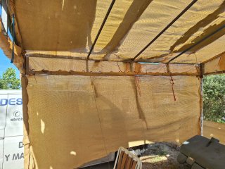 Estructura de carpa beige y verde
