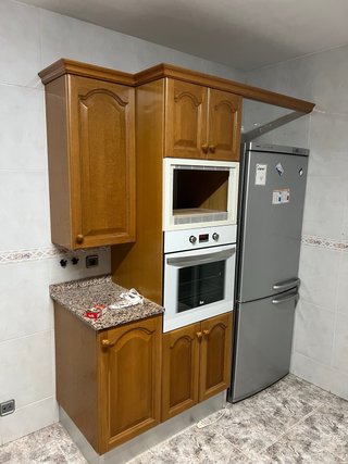 Cocina L de madera y mármol