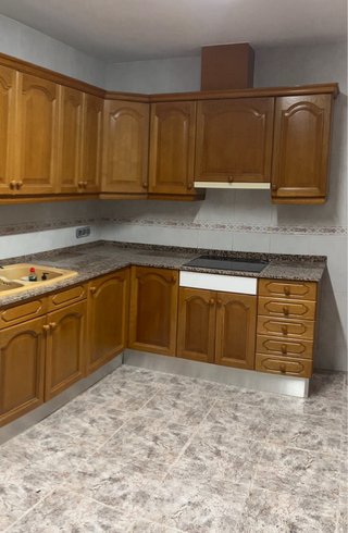 Cocina L de madera y mármol