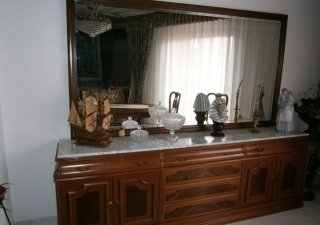 Aparador de madera con mármol
