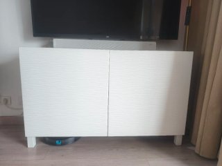 Mueble de comedor blanco y madera