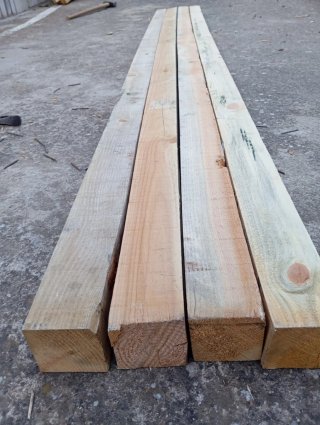Vigas, listónes, palos, postes, puntales de madera