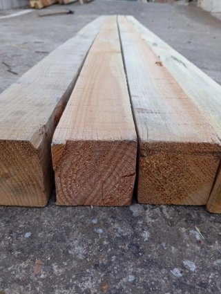 Vigas, listónes, palos, postes, puntales de madera