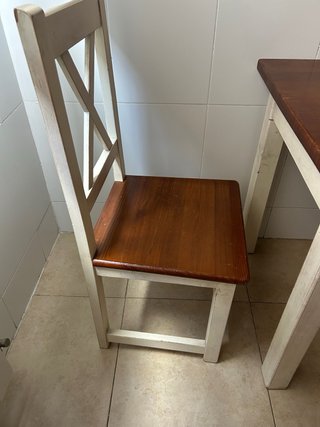 Mesa de cocina con 2 sillas y 2 taburetes