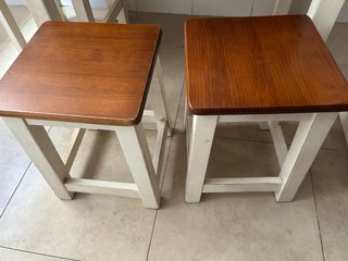 Mesa de cocina con 2 sillas y 2 taburetes