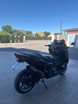 Yamaha T-MAX 530 DX Negra