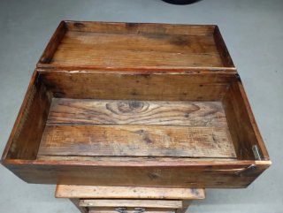 Cajón antiguo de madera para decoración