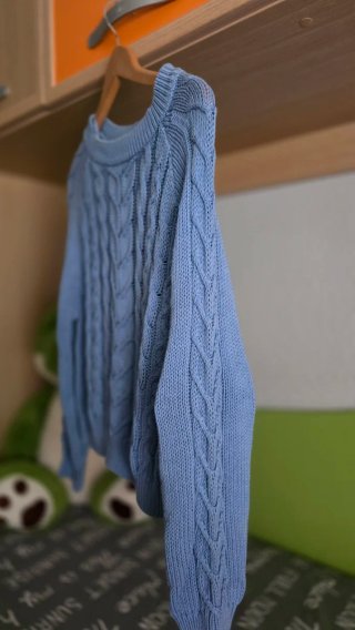 Jersey azul tejido con trenzas