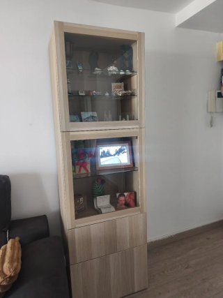 Vitrina de comedor de madera y cristal