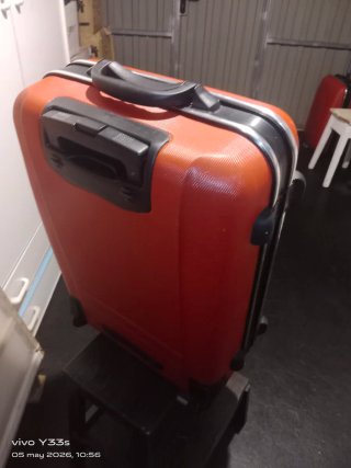 Maleta rígida roja con ruedasruedasNO ENVIOS