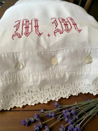 Funda de almohada antigua de lino con bordados