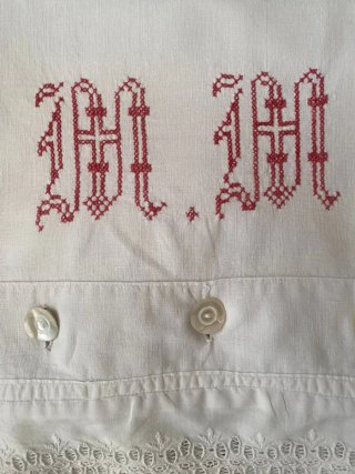Funda de almohada antigua de lino con bordados