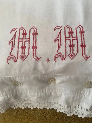 Funda de almohada antigua de lino con bordados