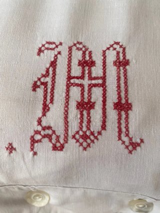 Funda de almohada antigua de lino con bordados