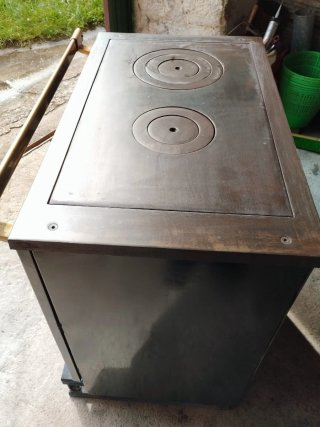 Cocina de leña calefactora negra