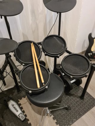 Batería Electrónica Alesis Nitro Mesh Kit