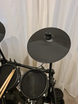 Batería Electrónica Alesis Nitro Mesh Kit