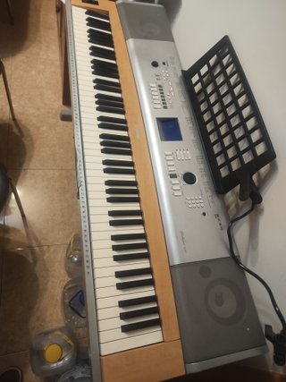 Piano Yamaha DGX-620 con mueble y pedal
