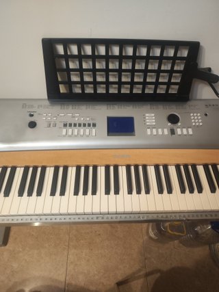 Piano Yamaha DGX-620 con mueble y pedal