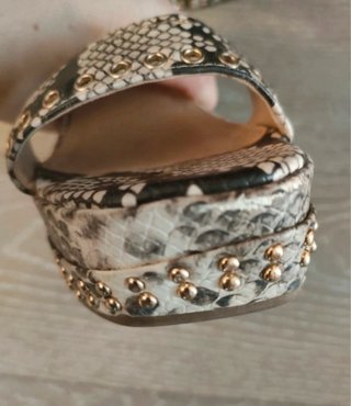 Sandali Guess pitone con borchie