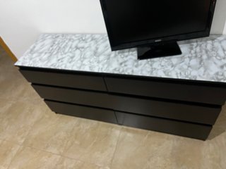 Dos cómodas color vengue con tres cajones cada una