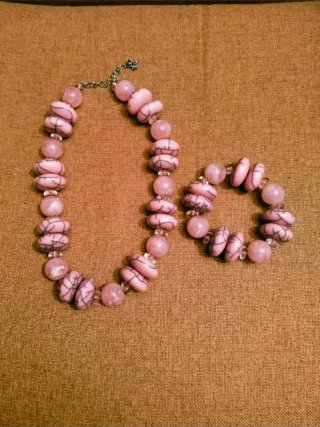 Gargantilla y pulsera rosa con detalles