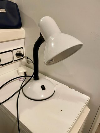 Lámpara de mesa blanca flexible