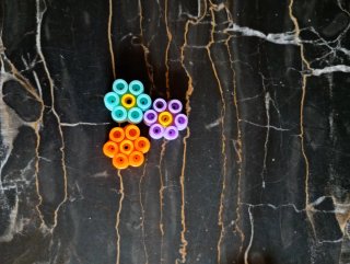 Pyssla perline colorate a forma di fiore