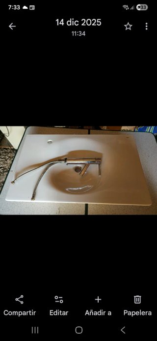 Lavabo de cerámica y grifo de metal
