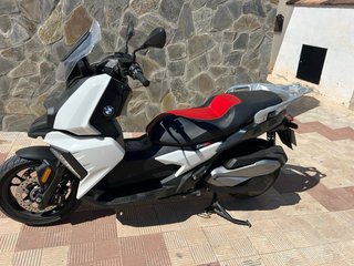 Moto Scooter Negra y Blanca bmw c400x