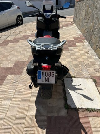 Moto Scooter Negra y Blanca bmw c400x