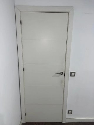 Puertas interiores blancas modernas