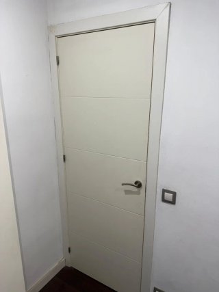 Puertas interiores blancas modernas
