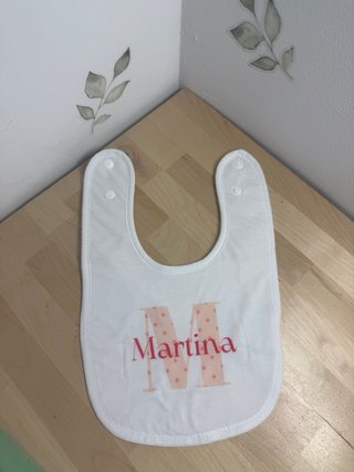 Babero personalizado bebé inicial conejo