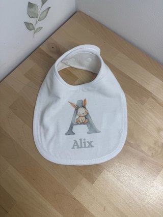 Babero personalizado bebé inicial conejo
