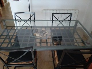 Mesa cristal y 4 sillas metal