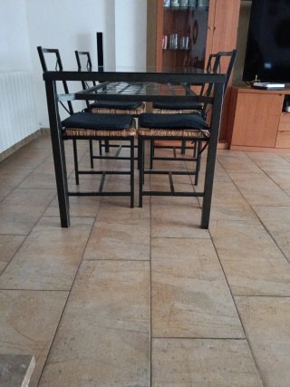 Mesa cristal y 4 sillas metal