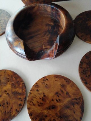 Set portatovaglioli e sottobicchieri in legno
