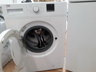Nevera y lavadora blanca