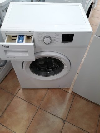 Nevera y lavadora blanca