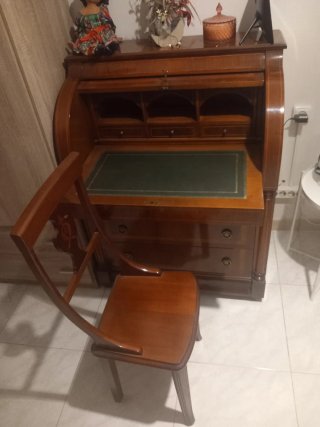 Buro antiguo de madera