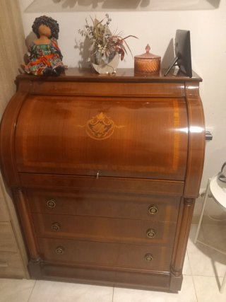 Buro antiguo de madera