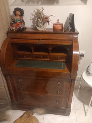 Buro antiguo de madera